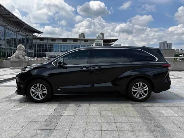 Toyota Sienna — Фото автомобиля 4