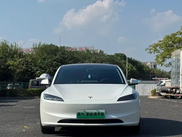 Tesla Model 3 — Фото автомобиля 2