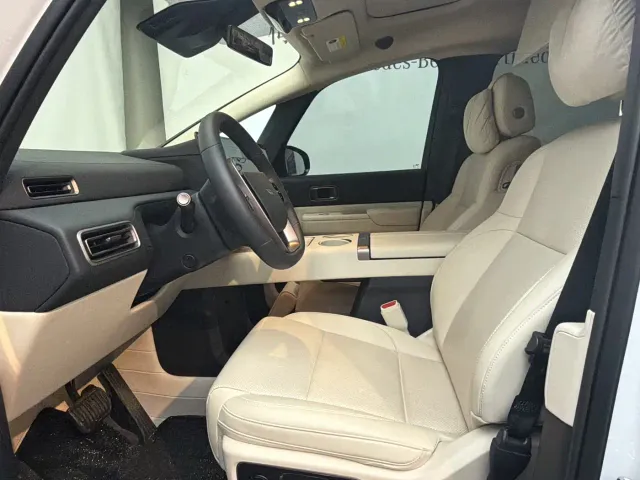 Li Auto MEGA — Фото автомобиля 17
