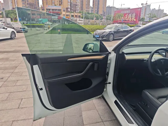 Tesla Model Y — Фото автомобиля 11