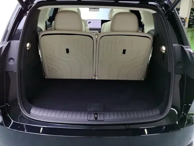 Li Auto i8 — Фото автомобиля 4