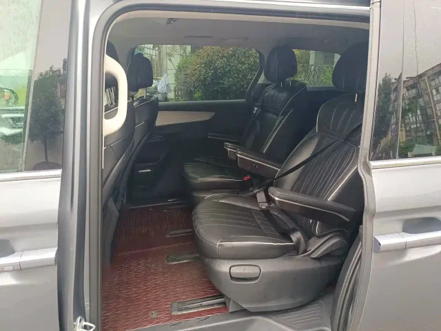 Roewe iMAX8 — Фото автомобиля 5