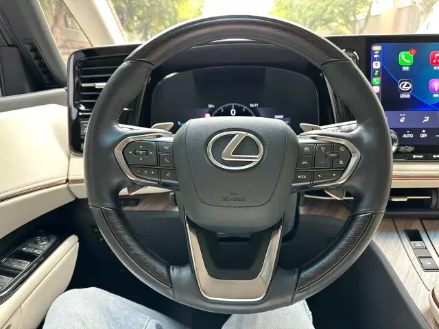 Lexus LM — Фото автомобиля 10