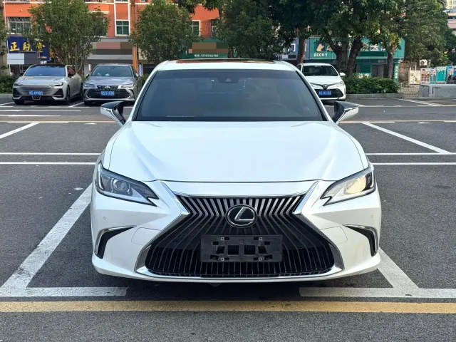 Lexus ES — Фото автомобиля 2