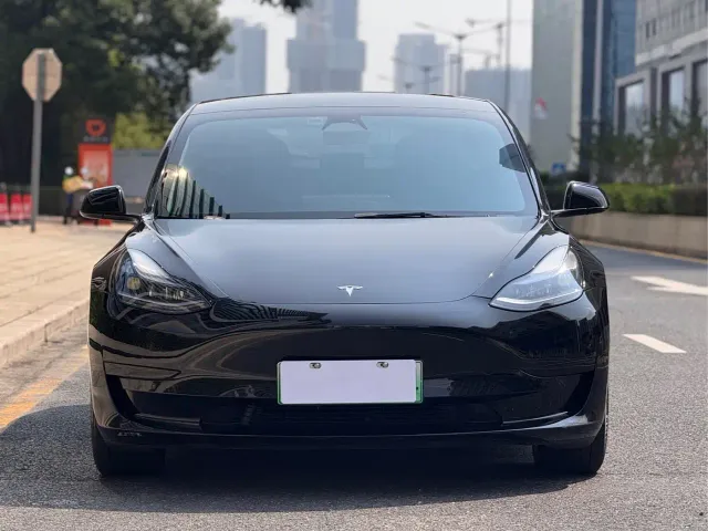 Tesla Model 3 — Фото автомобиля 2