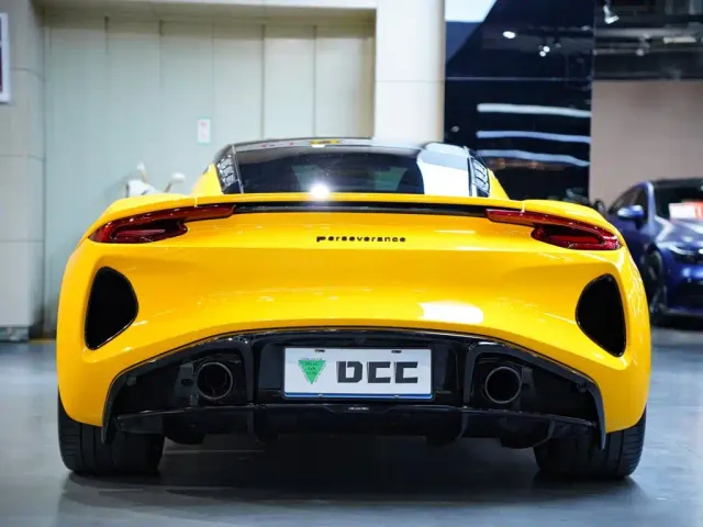 Lotus Emira — Фото автомобиля 12