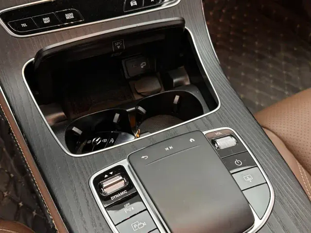Mercedes-Benz E-Class — Фото автомобиля 16