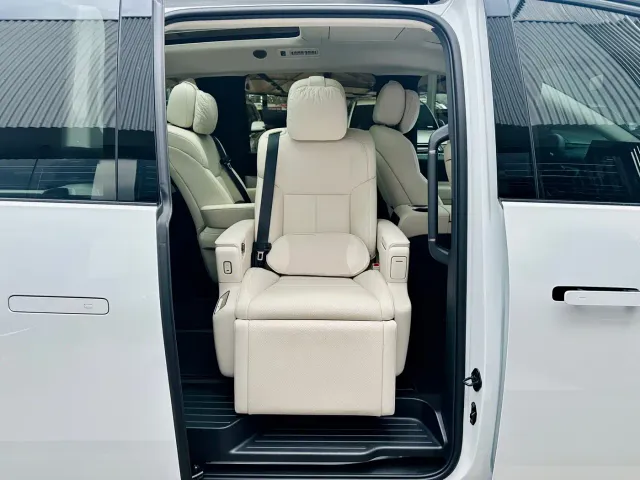 Li Auto Li Auto MEGA 2025 Model Home Family Special Edition — Фото автомобиля 13
