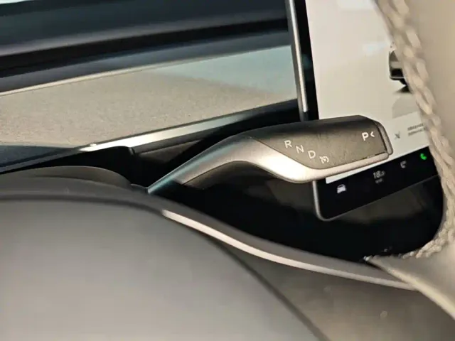 Tesla Model Y — Фото автомобиля 13