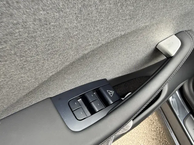 Tesla Model 3 — Фото автомобиля 6