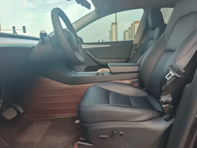 Tesla Model Y — Фото автомобиля 6