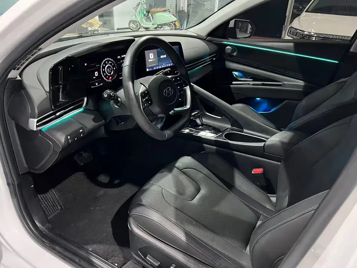 Hyundai Elantra 2021 1.5L CVT LUX Premium Edition — Фото автомобиля 6