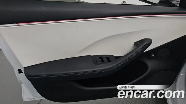 Tesla Model 3 — Фото автомобиля 12