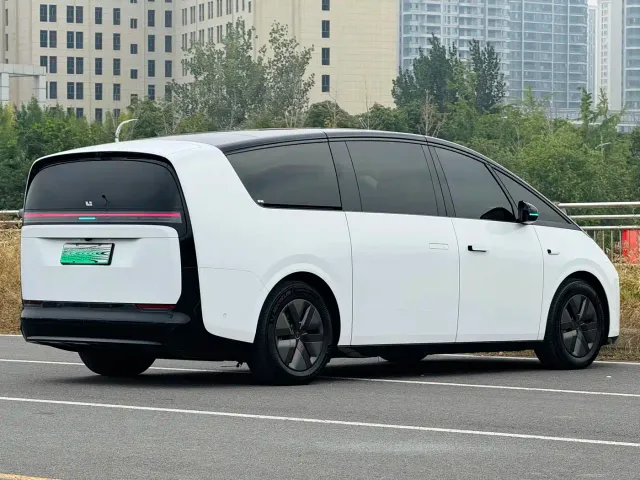 Li Auto MEGA — Фото автомобиля 10