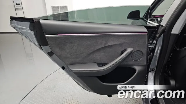 Tesla Model 3 — Фото автомобиля 24