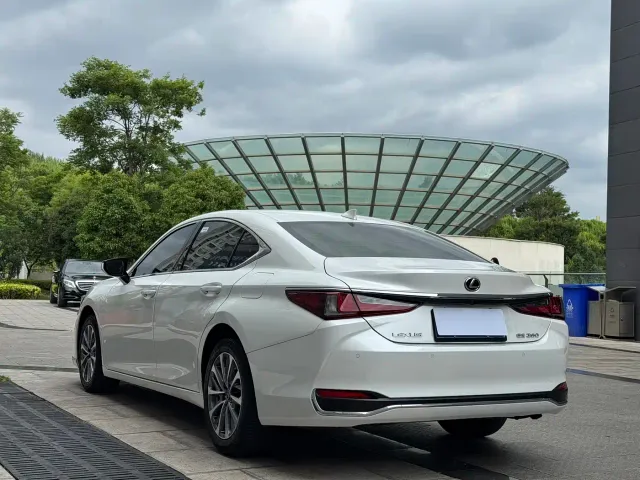 Lexus ES — Фото автомобиля 7