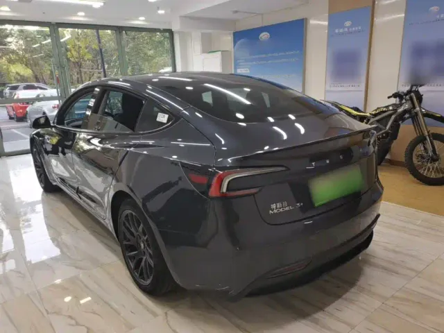 Tesla Model 3 — Фото автомобиля 4