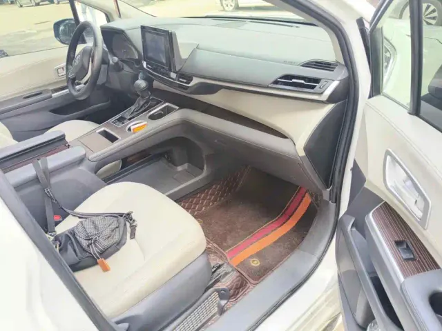 Toyota Sienna — Фото автомобиля 13
