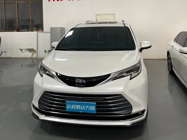 Toyota Sienna — Фото автомобиля 2