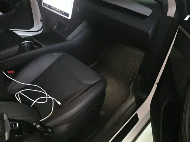 Tesla Model Y — Фото автомобиля 12