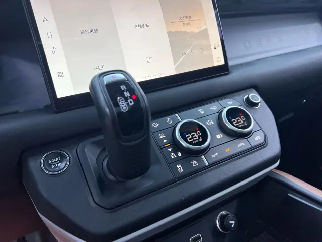 Land Rover Defender — Фото автомобиля 16