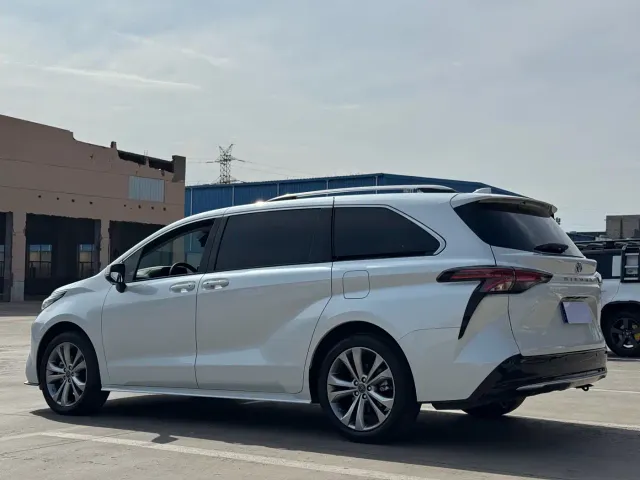 Toyota Sienna — Фото автомобиля 5
