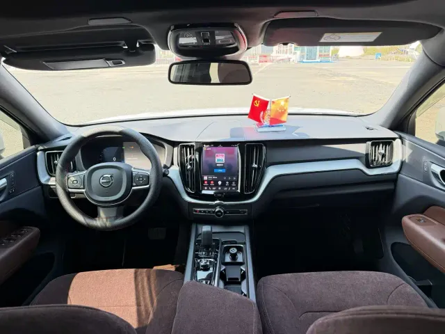 Volvo XC60 — Фото автомобиля 8
