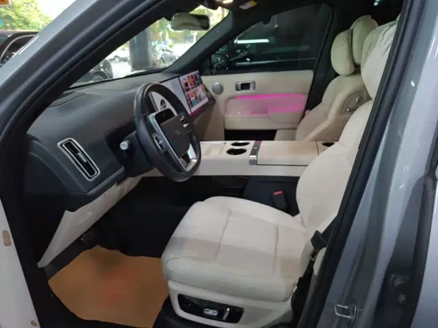 Li Auto L8 — Фото автомобиля 14