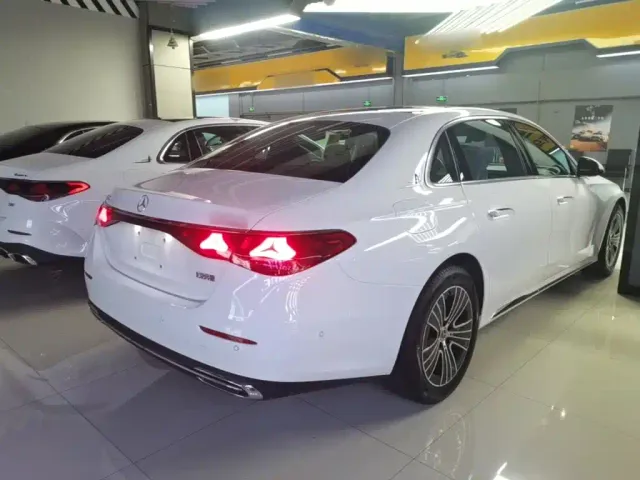 Mercedes-Benz E-Class — Фото автомобиля 6