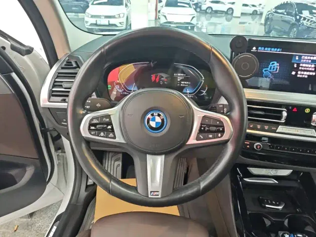 BMW iX3 — Фото автомобиля 10
