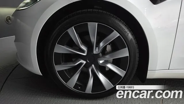 Tesla Model 3 — Фото автомобиля 5