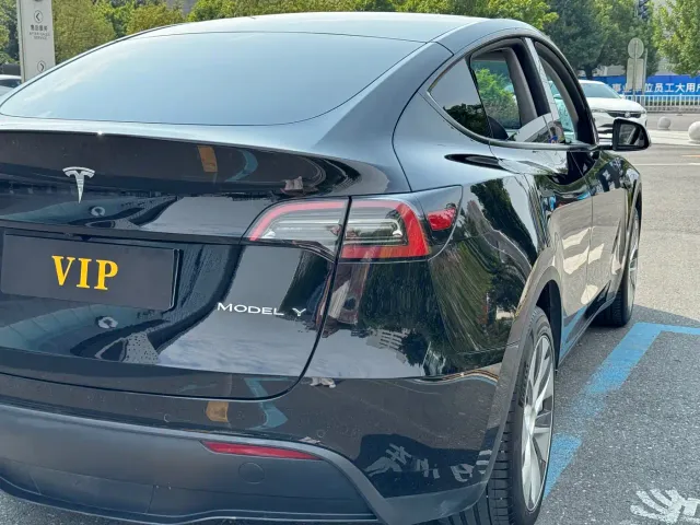 Tesla Model Y — Фото автомобиля 13