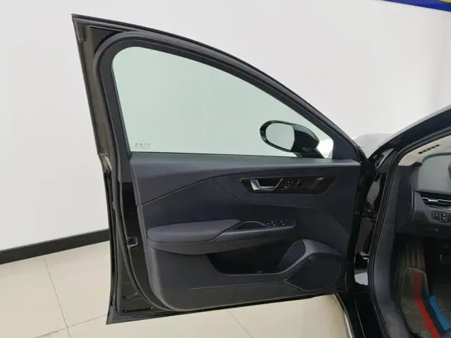 Hongqi E-QM5 — Фото автомобиля 7