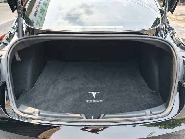 Tesla Model 3 — Фото автомобиля 18