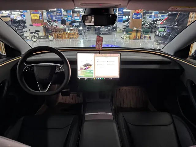Tesla Model 3 — Фото автомобиля 6