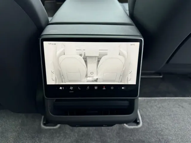 Tesla Model 3 — Фото автомобиля 9