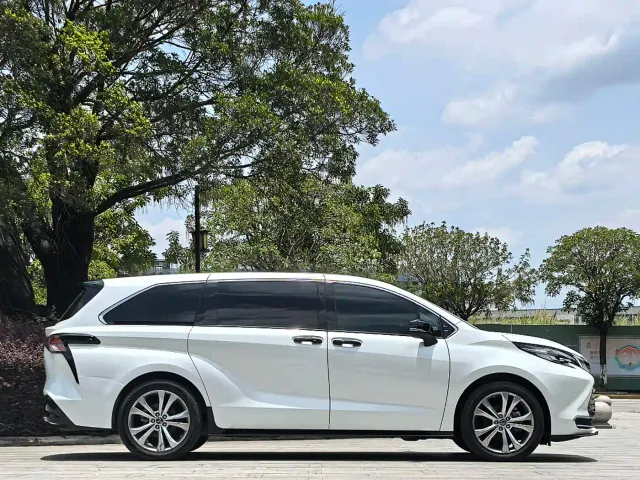 Toyota Sienna — Фото автомобиля 4