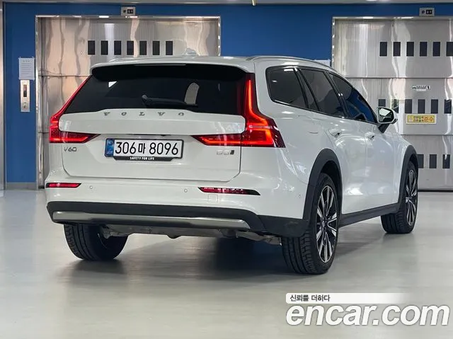 Volvo V60 — Фото автомобиля 2