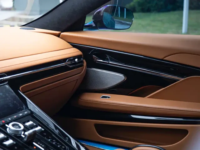Aston Martin DB12 — Фото автомобиля 16