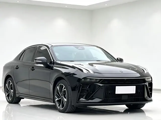 Lynk & Co 03 — Фото автомобиля 3