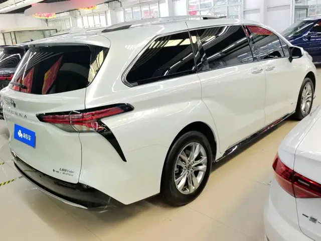 Toyota Sienna — Фото автомобиля 3