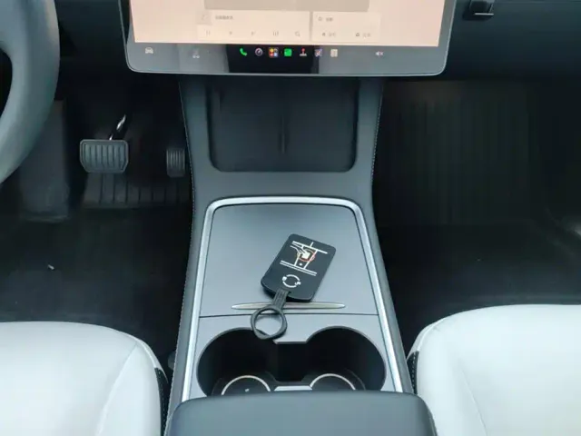 Tesla Model Y — Фото автомобиля 16