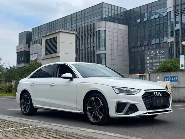 Фотография автомобиля — Audi A4L