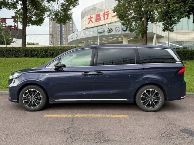 Roewe iMAX8 — Фото автомобиля 3