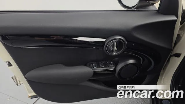Mini Cooper Cooper 5 дверей Classic Launch Pack — Фото автомобиля 24