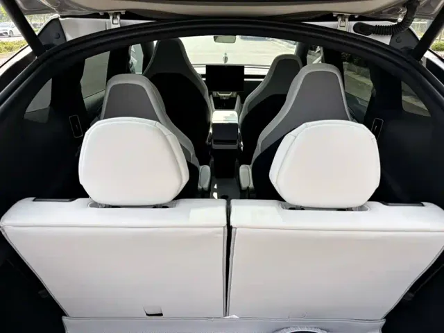 Tesla Model Y L — Фото автомобиля 12