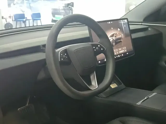 Tesla Model 3 — Фото автомобиля 5