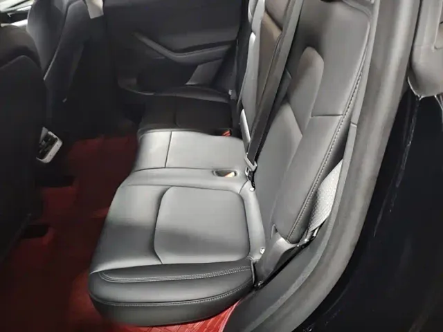 Tesla Model Y — Фото автомобиля 12