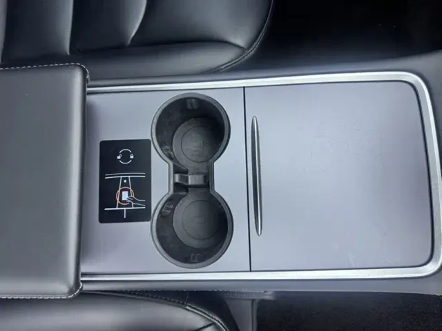 Tesla Model Y — Фото автомобиля 13