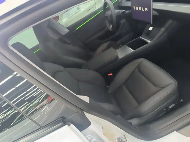 Tesla Model 3 — Фото автомобиля 24